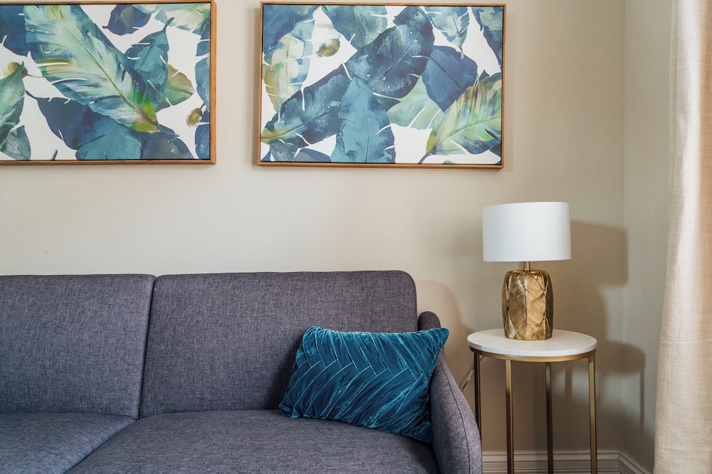 Homey 2BR - Central Charming