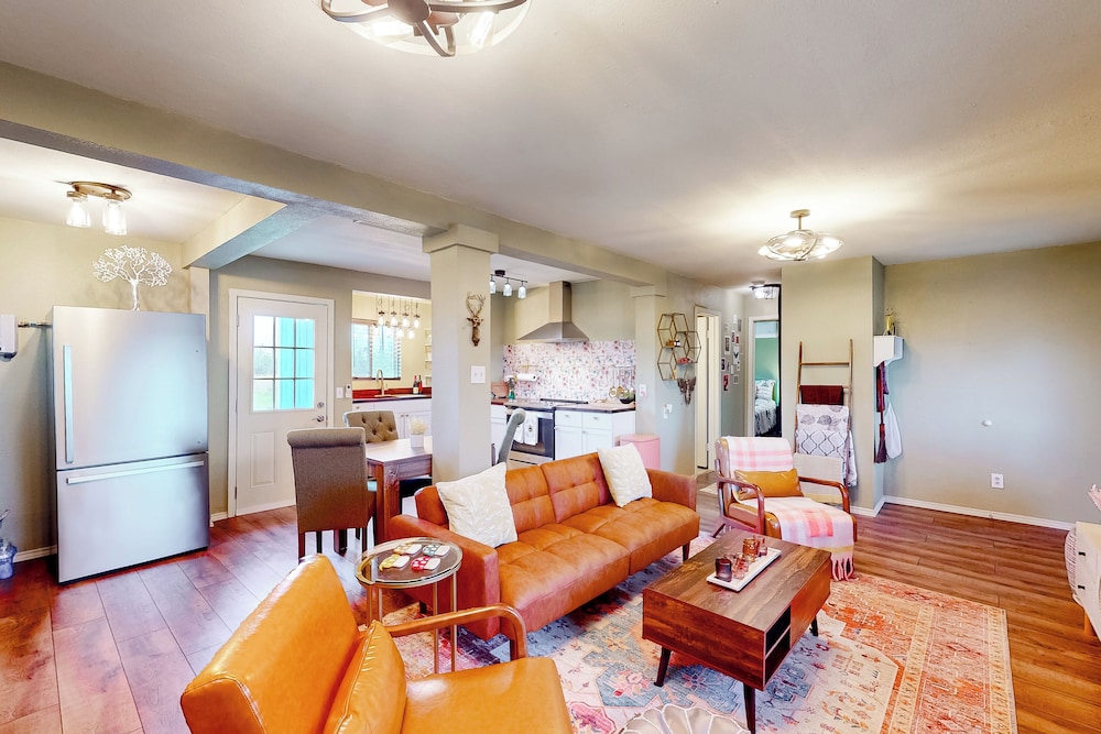 2BR Countryside Charmer w/ Fire Pit & W & D