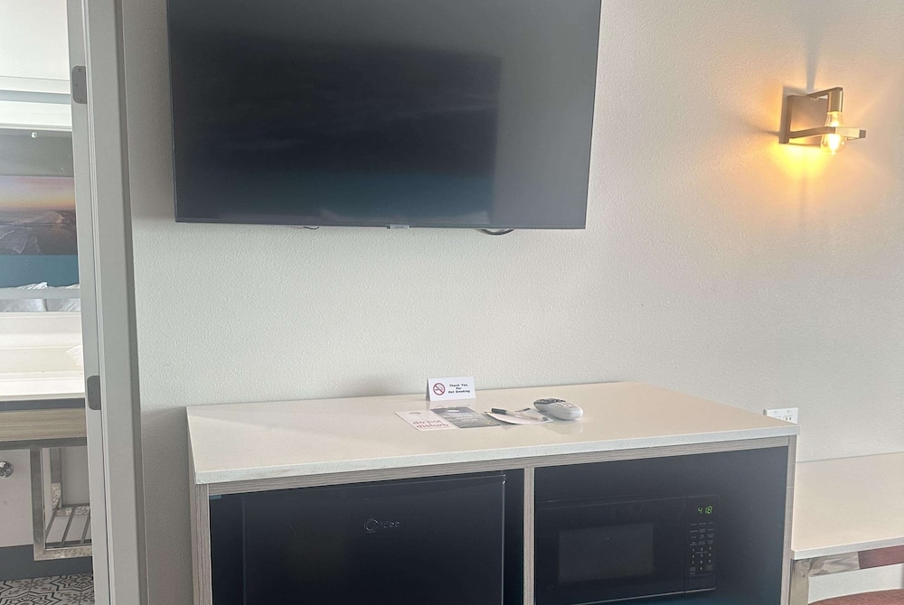 Super 8 by Wyndham Oceanside Downtown