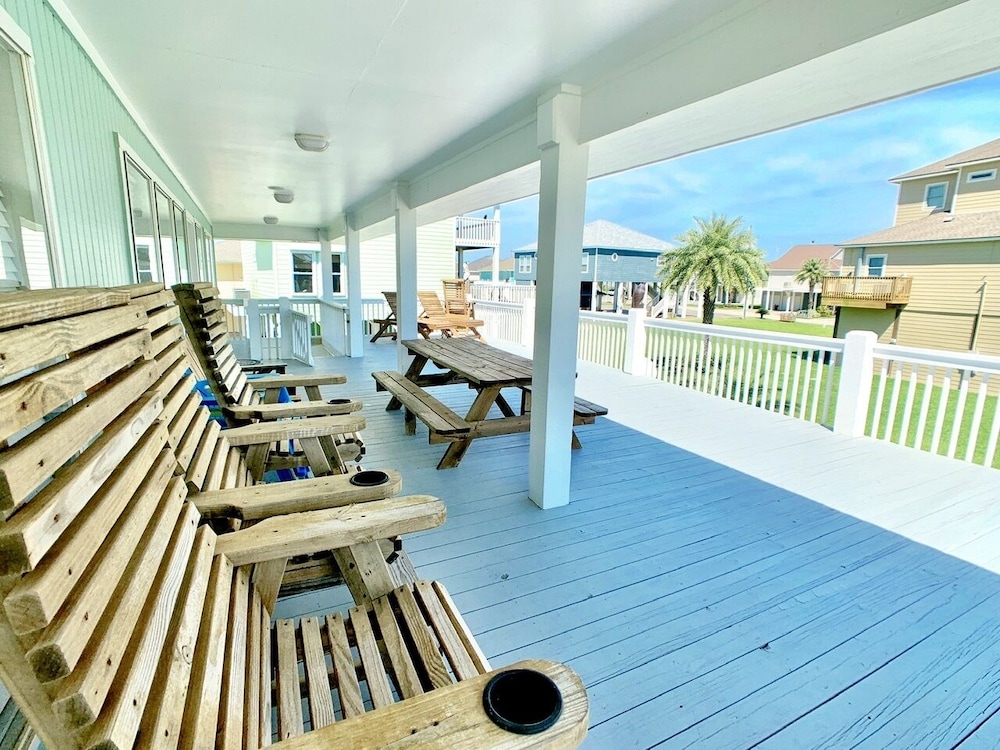 Always Sunny 3 Bedroom Home by RedAwning