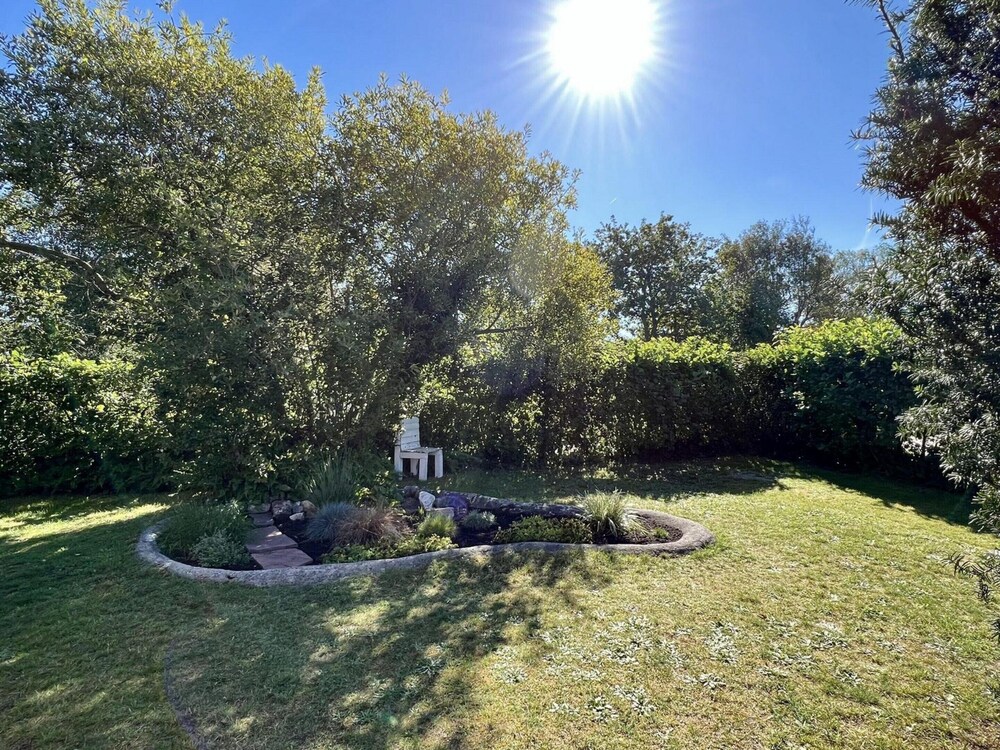 Spacious Bungalow With Garden in Park Eureka