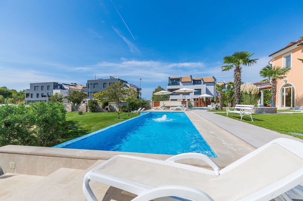 Escape - 20 m From sea - Brown view 4