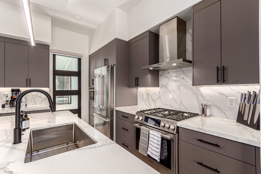 Papago Lux Townhouse 4level Oasis w Rooftop Lounge