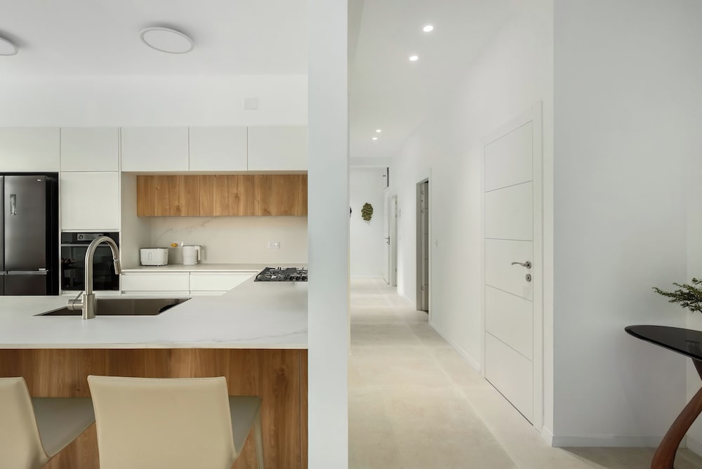 Central & Bright Getaway by Sea N' Rent