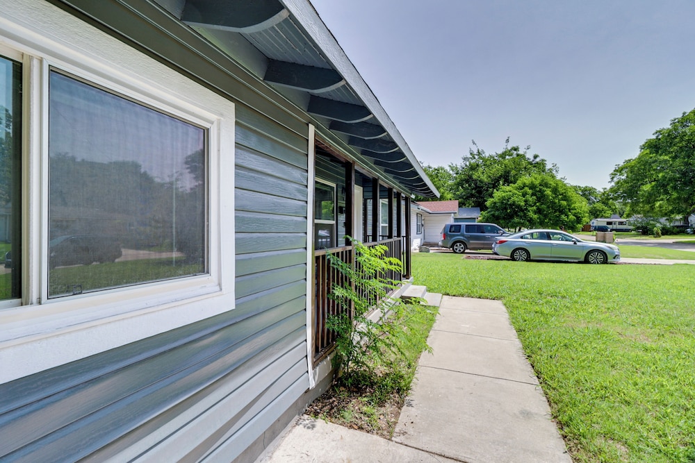 1 Mi to At&t Stadium: Family Home w/ Large Yard!