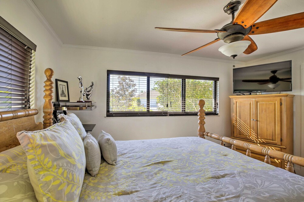 Pet-friendly Oasis w/ Deck & Fire Pit in Bokeelia!