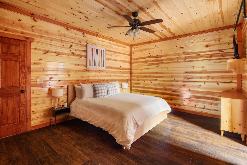 Smoky Ridge Newly Renovated Cabin w Indoor Pool Game Room Theater