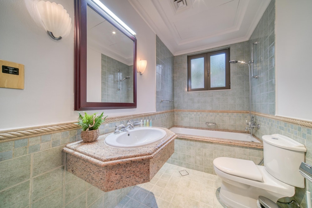 Exclusive 6BR Palm Villa w Private Pool and Beach