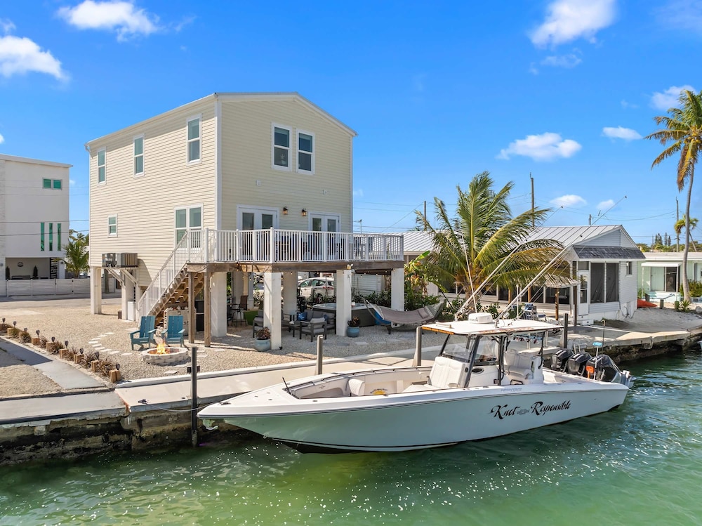 Mermaid Manor Waterfront Haven w Hot Tub Dock