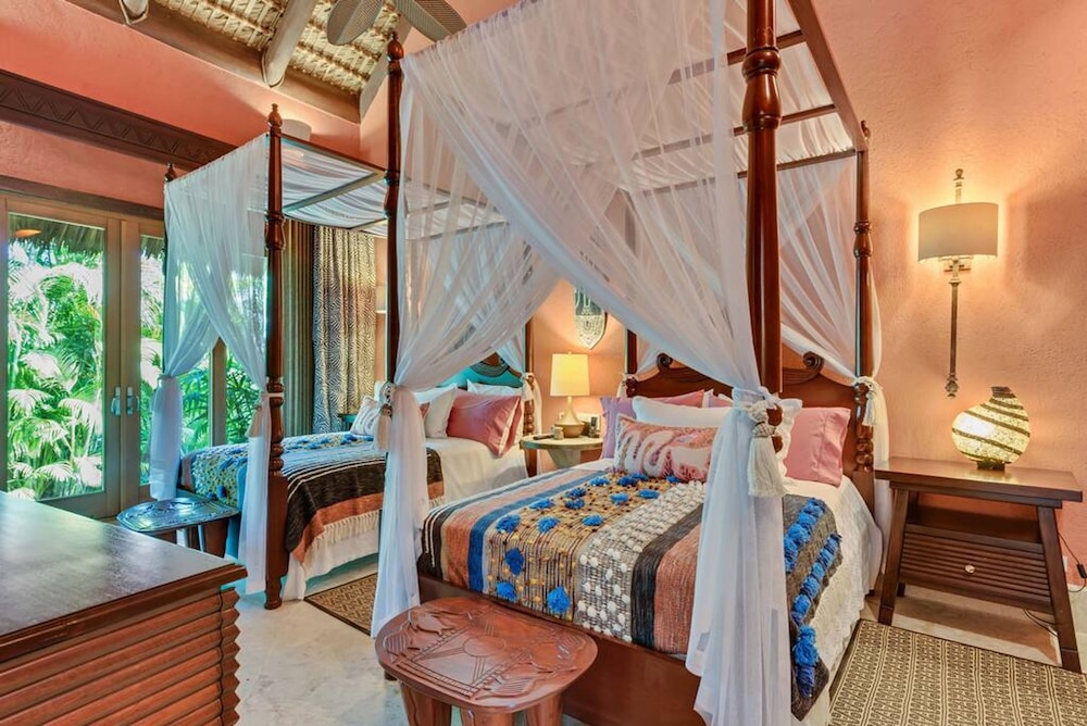 Dazzling Beachfront Villa With Swim-up Bar