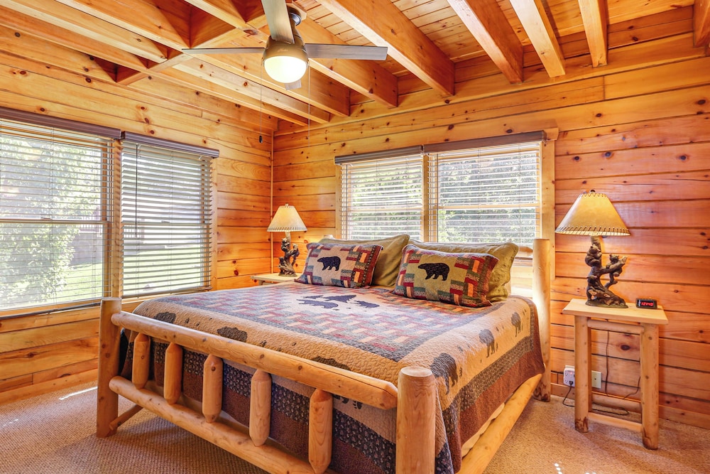 Sensational Sunset! Sevierville Home w/ Hot Tub view 4