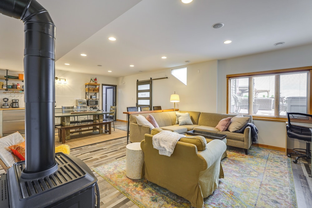 Outdoor Oasis: Luxe Flat in Mt Horeb!
