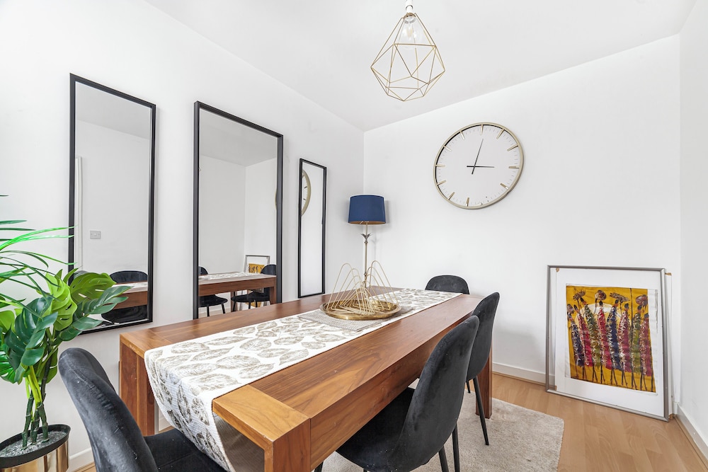 Spacious & Chic 3bed House in London