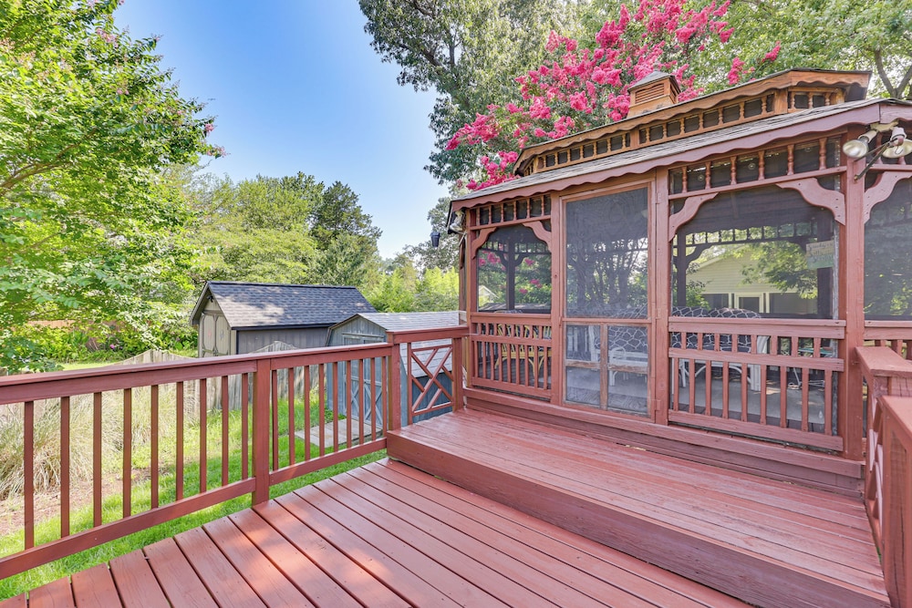 Fish, Swim & Boat: Colonial Beach Bungalow