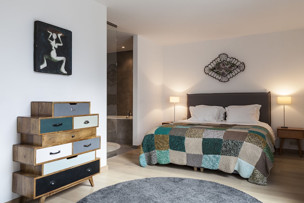 Unit 2 - Modern Smart Home Duplex With Free Parking view 3