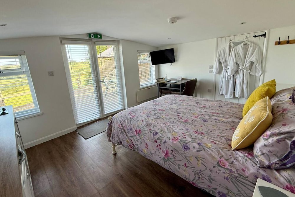 1 Bed Cabin-sleeps 2, Hot Tub, Garden, Pets, Views