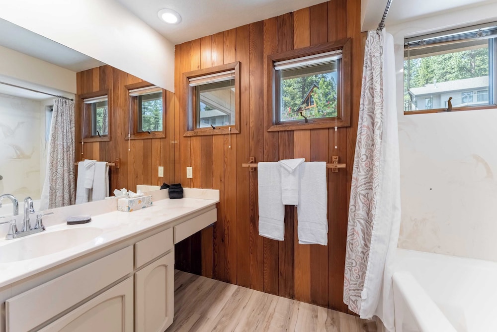 Crystal View by Avantstay Al Fresco Dining w/ View of Lake Tahoe + Crystal Bay