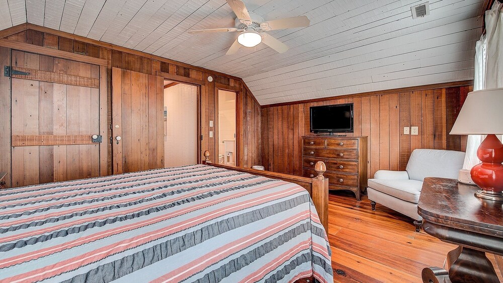 Eclectic Creek Front Retreat 8 Bedroom Home by Peace Vacations view 4