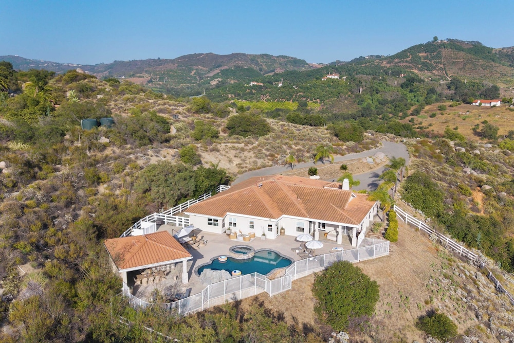 Pool, Views, Hot Tub, Fire Pit & Arcade Vista Clara by Avantstay