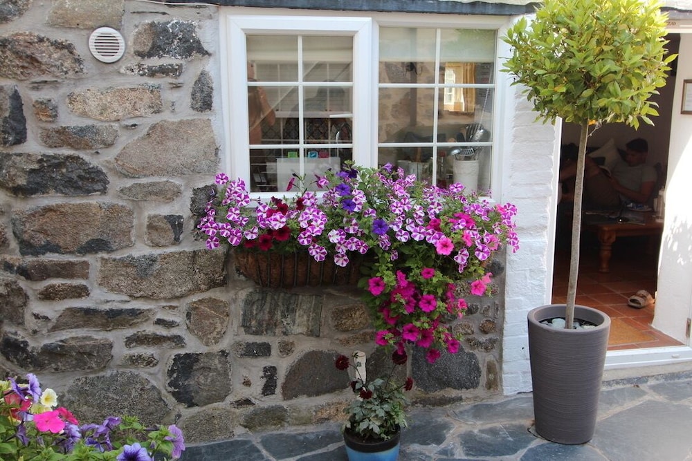 Ginentonic Cottage view 5