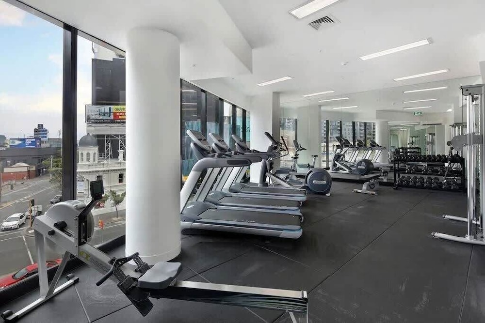 A Stylish 2BR Apt With City Views in Southbank