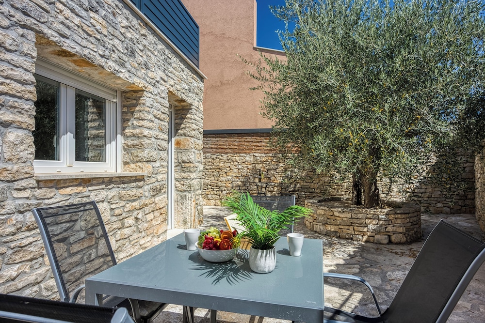Villa Galant with Pool and Sauna