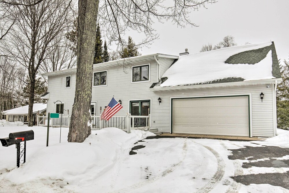 Fishing Haven: Family Home on Indian Lake view 2