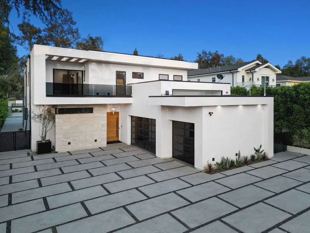 Melvin - Modern Contemporary Estate w/ Backyard + Pool & Spa