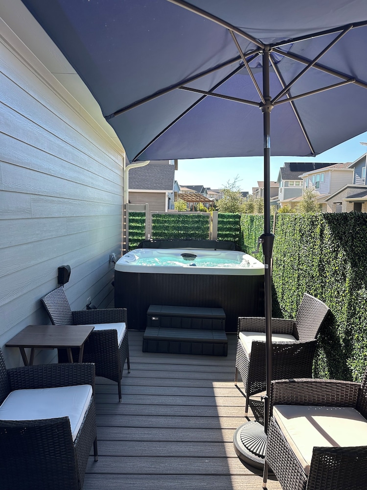 Luxury 2S Condo Hot Tub Gym Pool Airport