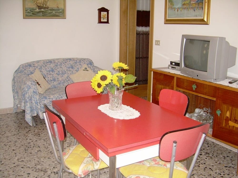New Apartment Within a Renovated Detatched House Ground Floor With Outdoor Patio view 2