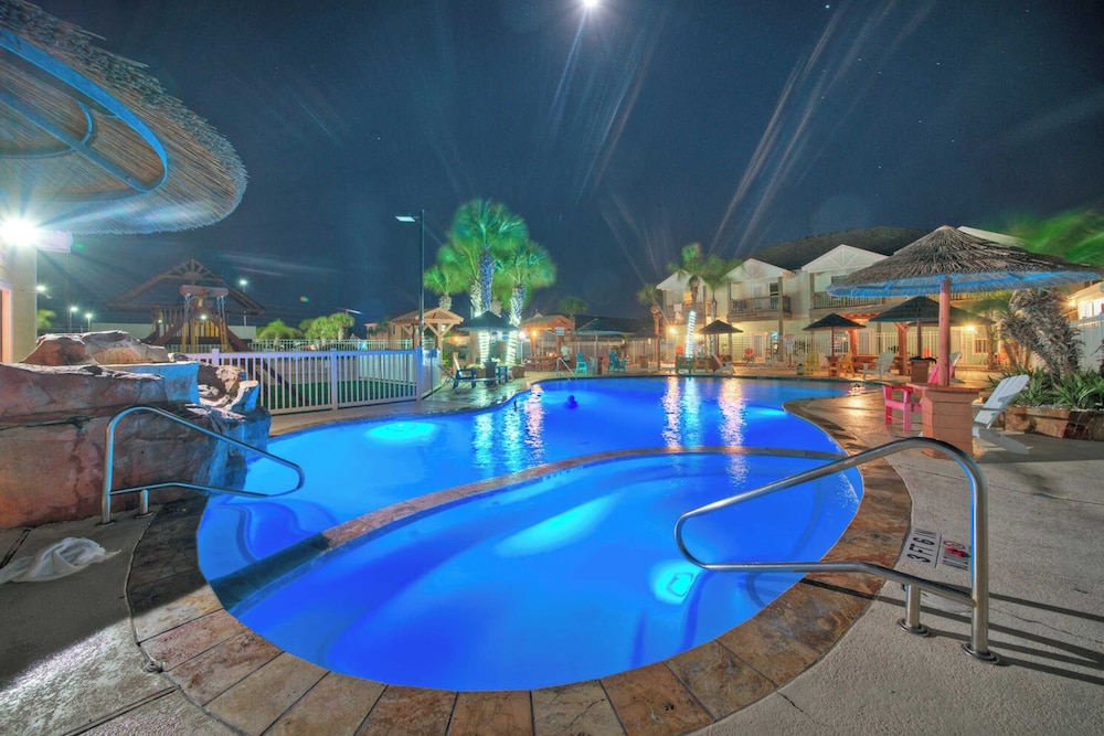 Sleeps 18 2 Beach Homes w/ 2 Pools, Playground, Covered Patios Pirates Bay