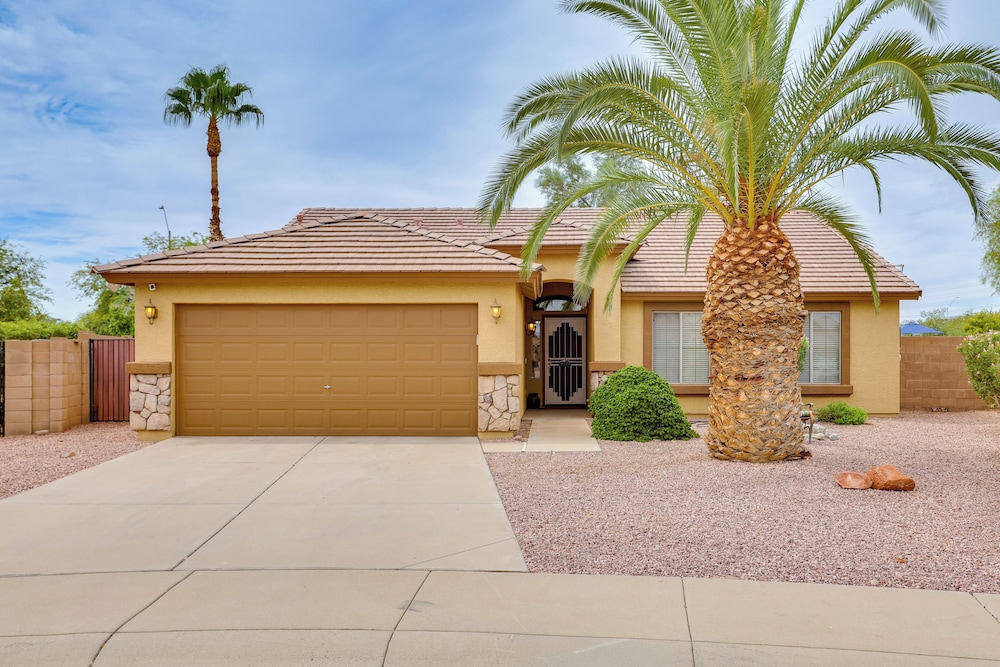 Spacious & Fenced Yard: Relaxing Home in Surprise
