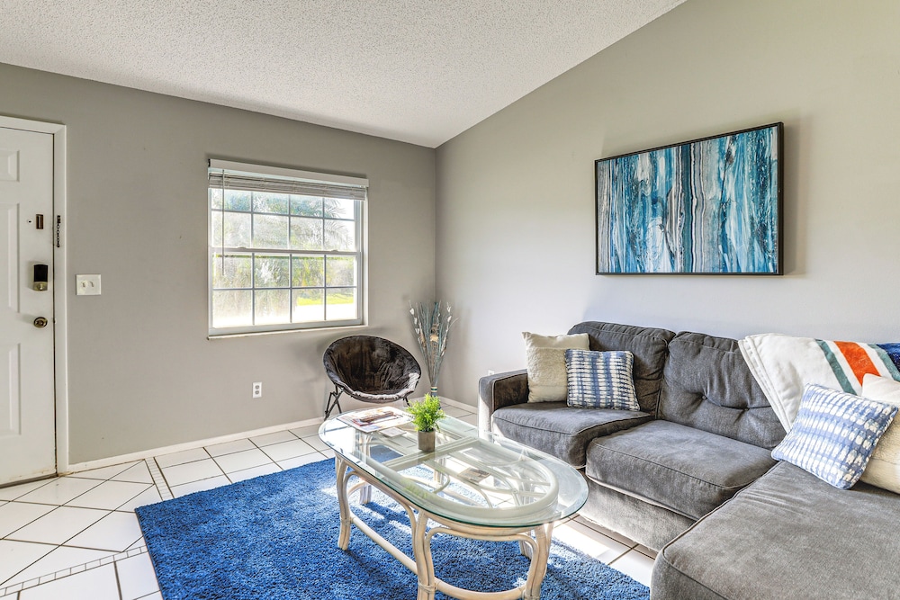 7 Mi to Beach: Cozy Home w/ Yard in Englewood!