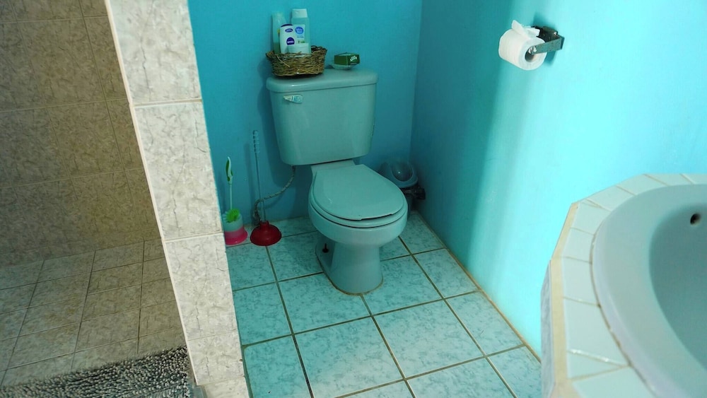 See Belize Waterside Sea View 2-bedroom Apartment w Balcony, Pool & Deck 2nd FL