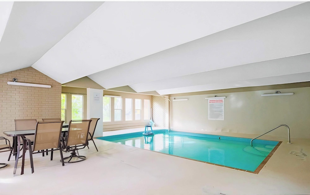 Stylish Downtown Condo near Rogers Place | Parking, Gym, Balcony & Kitchen
