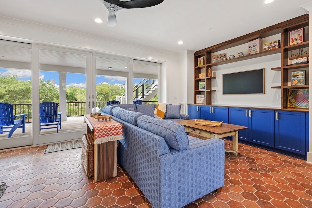 Cornfed Pelican 9 Bedroom Home