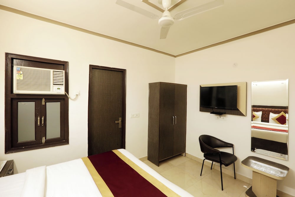 Hotel Dolphin Near IGI Airport