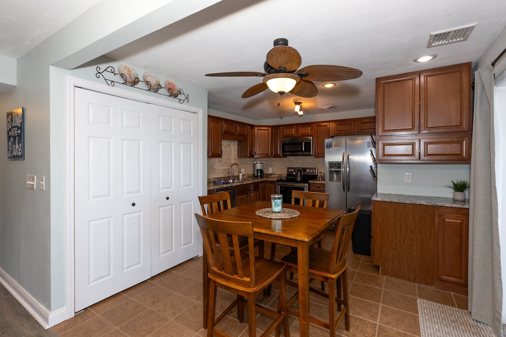 Pet-friendly Condo at Mm-19 w/ Boat Slip & Lake Views