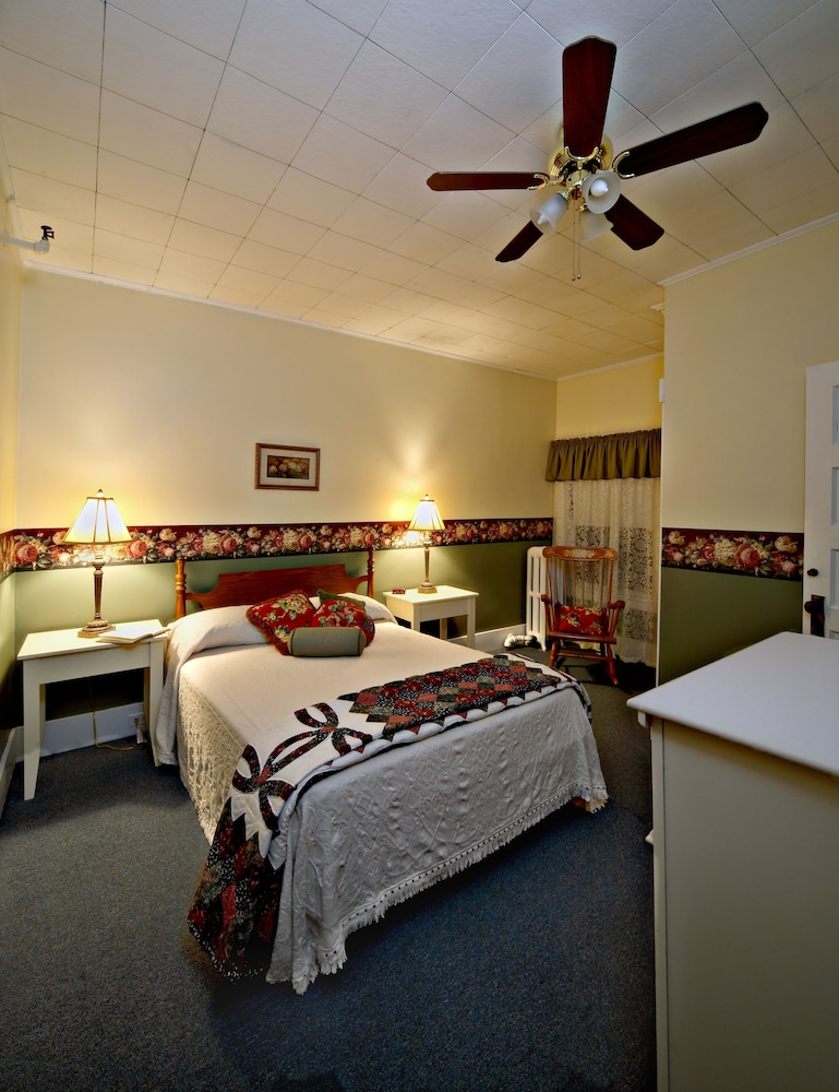 Fullerton Inn