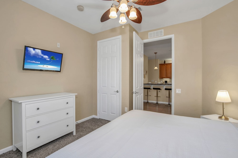 Cozy Condo W/private Balcony Steps to Conv. Ctr