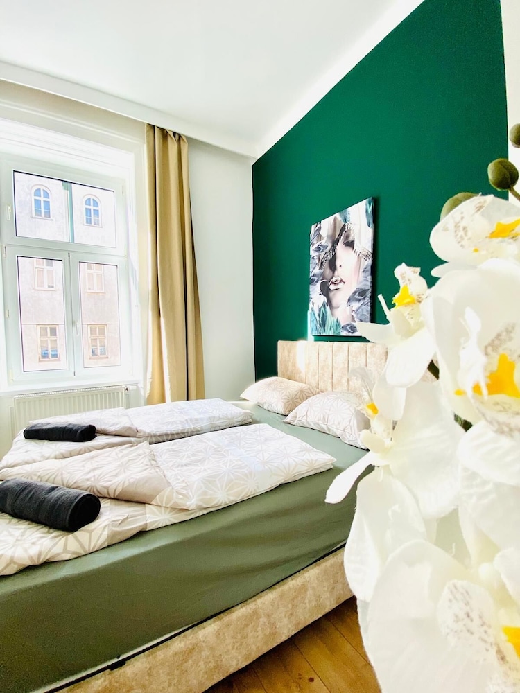 8 Studios with Terrace in Margareten