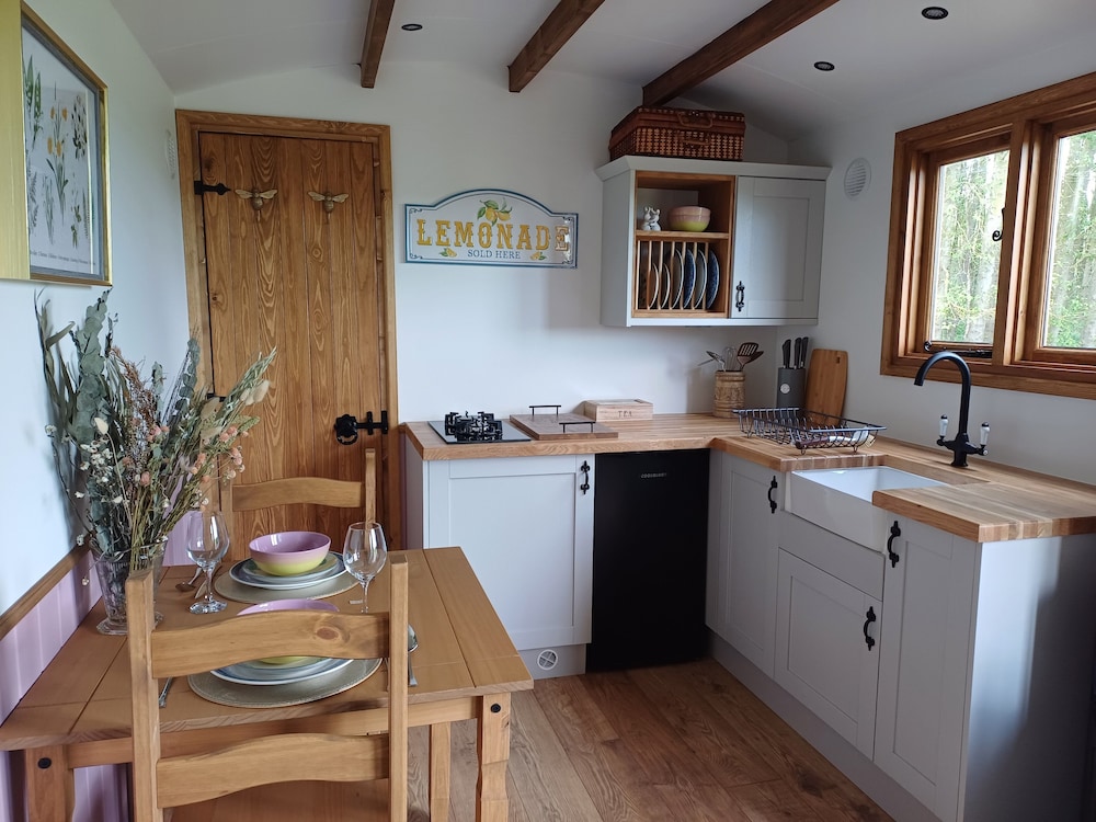 The Heartwood - Luxury Cabin Near York view 5