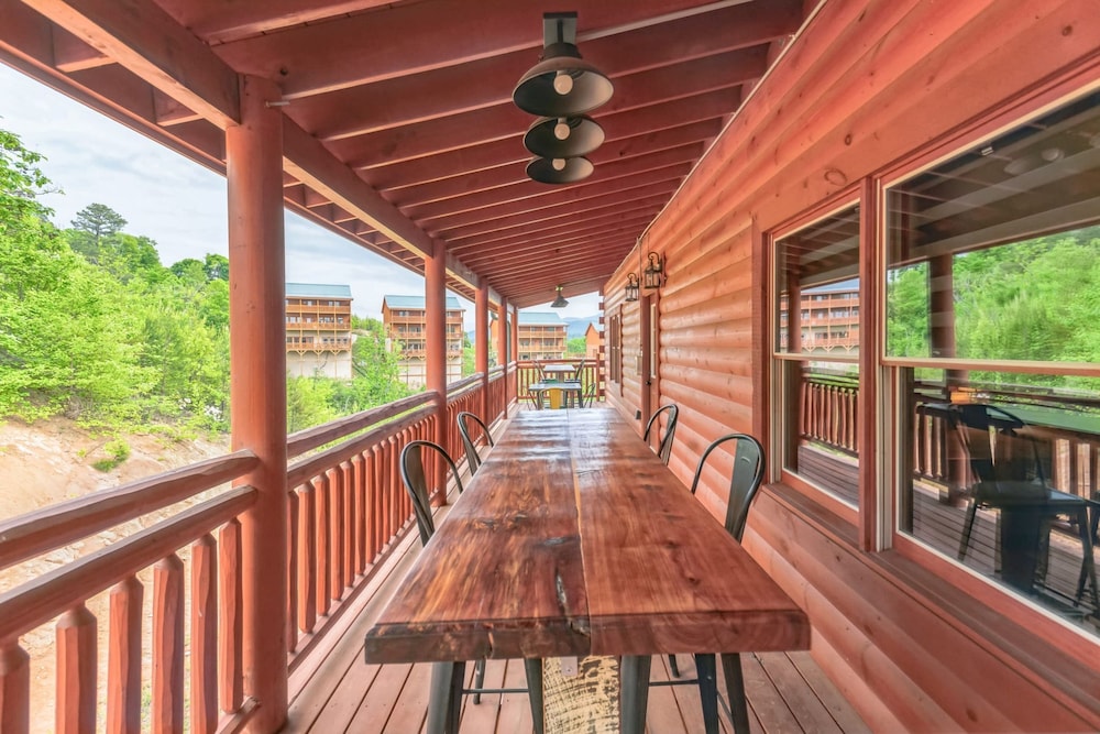 Laurel Point Indoor Pool Screening Game Room Located in Smoky Mtn Ridge
