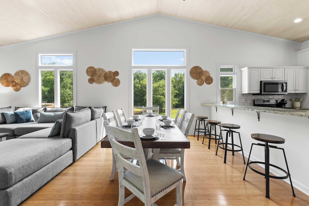 Cove's End by Avantstay Dock, Game Room, Fire Pit & Forest Views