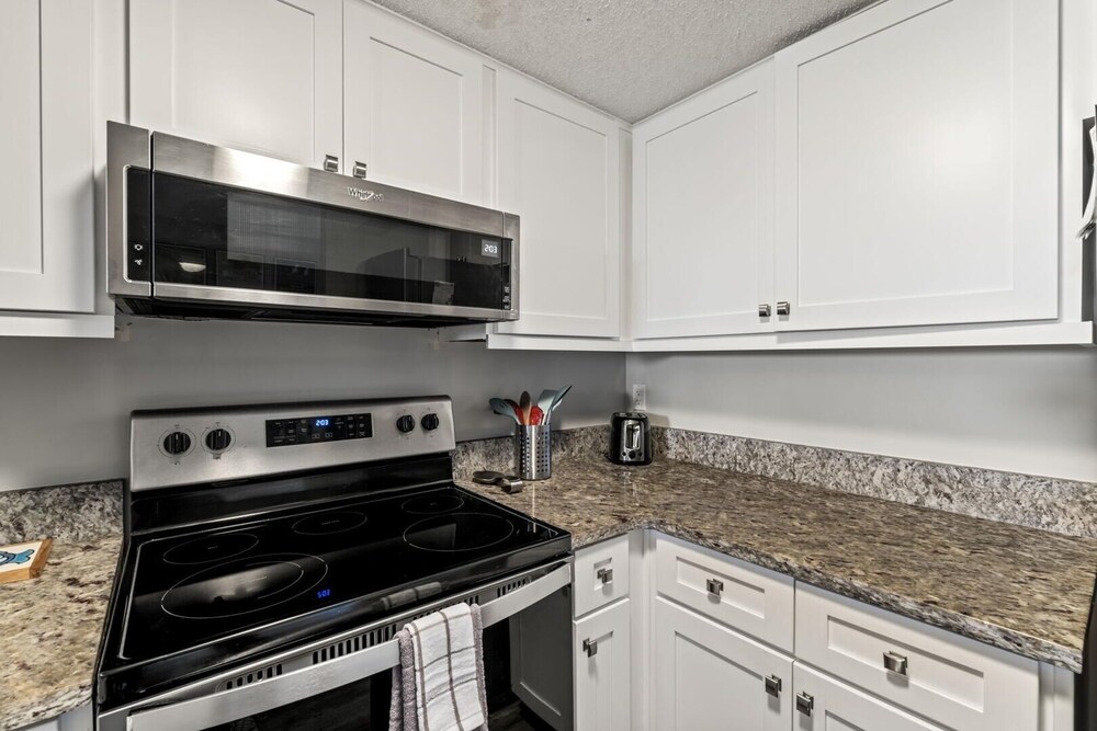 Memory Maker ~ Free Golf ~ Beachside ~ Hot Tub 2 Bedroom Condo by RedAwning view 3