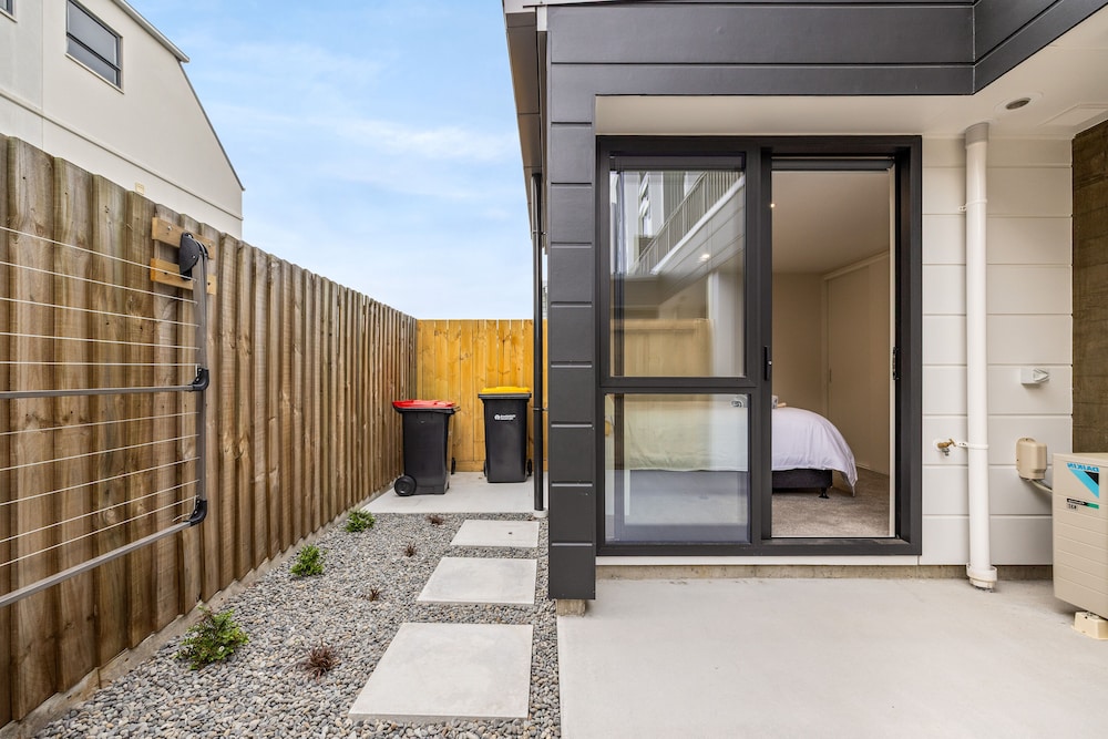 New Central Stay Near CHCH's Best