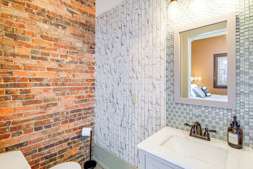 Walkable Wytheville Loft on Main Street!