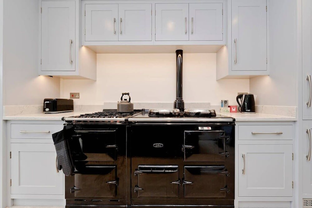 Spacious 4 Bed House, Battersea
