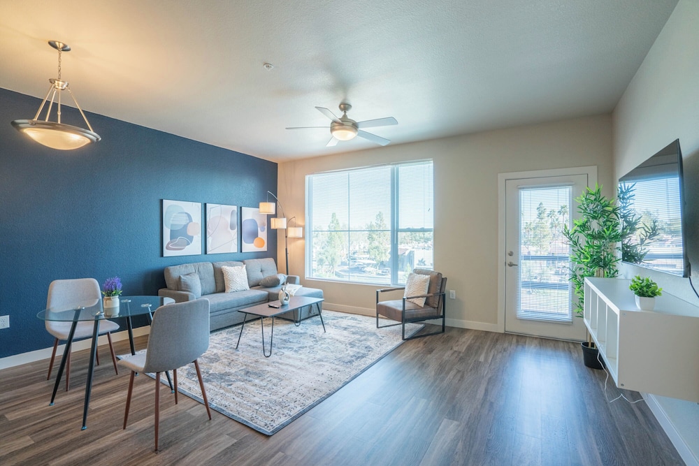 ROVE LIVING/KL - V on Broadway