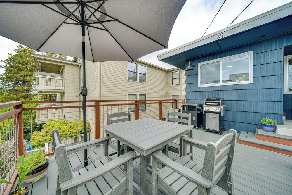 2 Blocks to Beach Park: Cozy Seattle Townhome